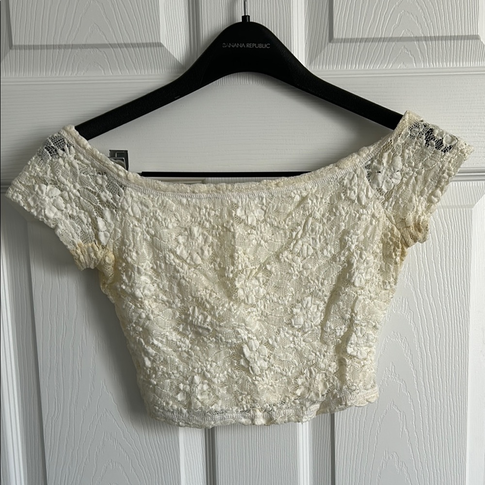 ‼️free with purchase‼️Hollister Cream Ruffled Cap Sleeve Crop Blouse